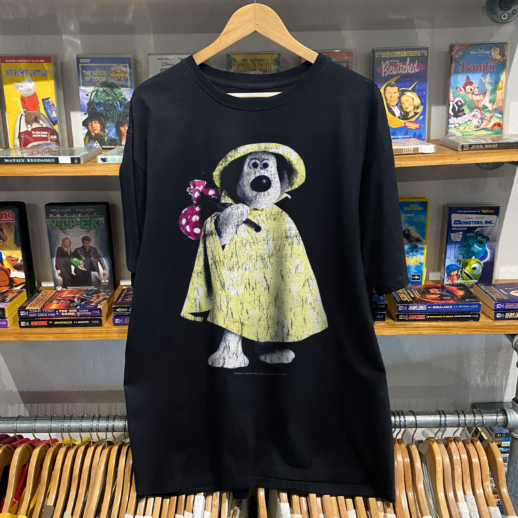 RARE 1989 'WALLACE AND GROMIT' RAINCOAT BLACK T-SHIRT