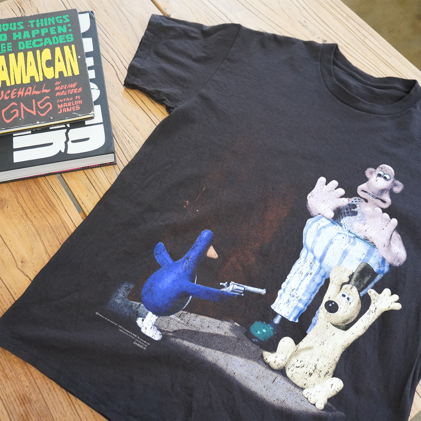 RARE 1989 'WALLACE AND GROMIT' PENGUIN BLACK T-SHIRT