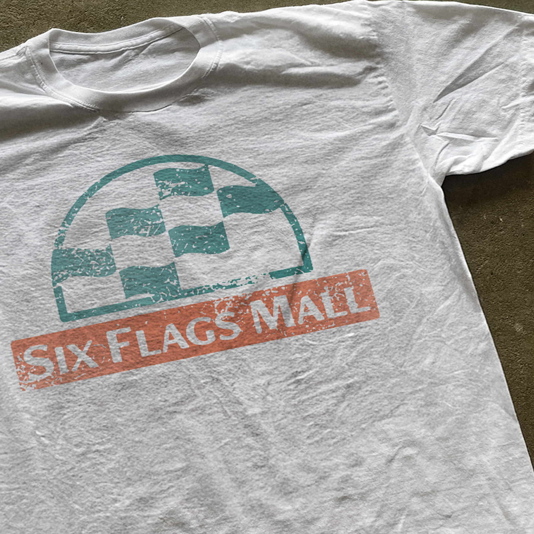'SIX FLAGS MALL' RETRO WHITE TEE